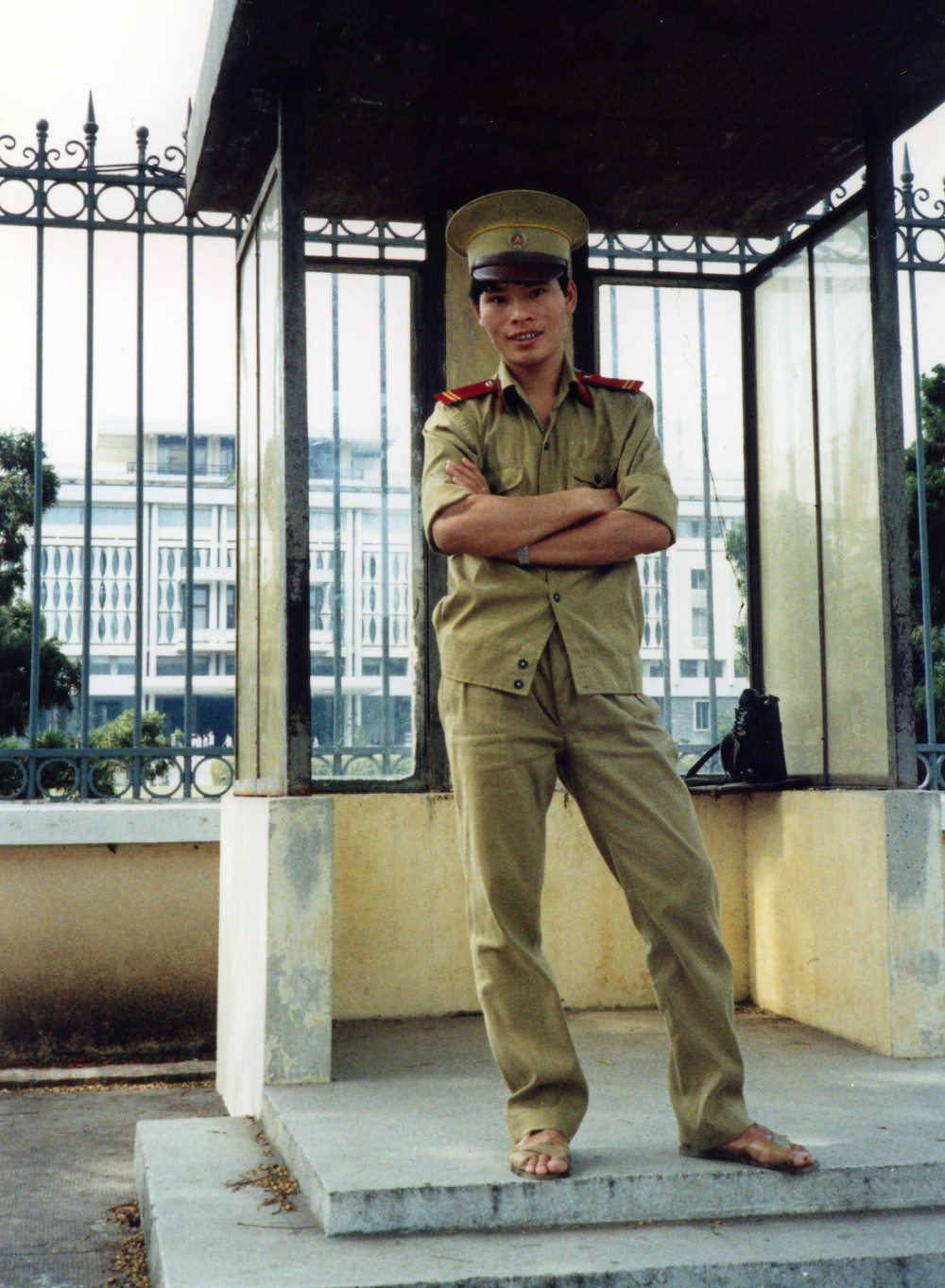 Chiến sĩ trẻ trực bốt gác ở cổng Dinh Độc Lập.