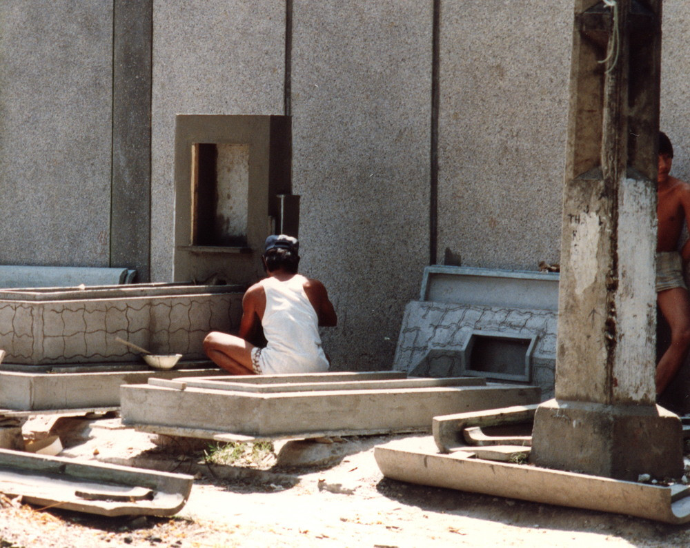 Người thợ nề cần mẫn làm việc.