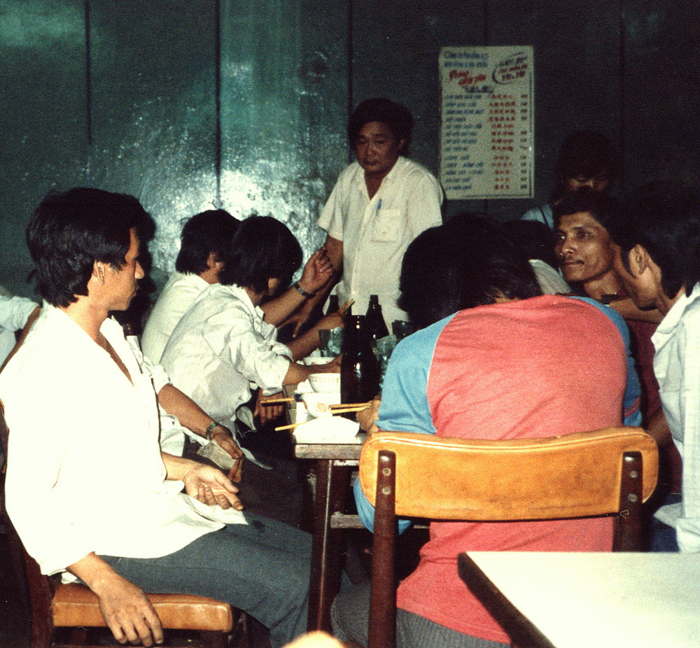 Trong một quán bia ở khu vực Chợ Lớn.