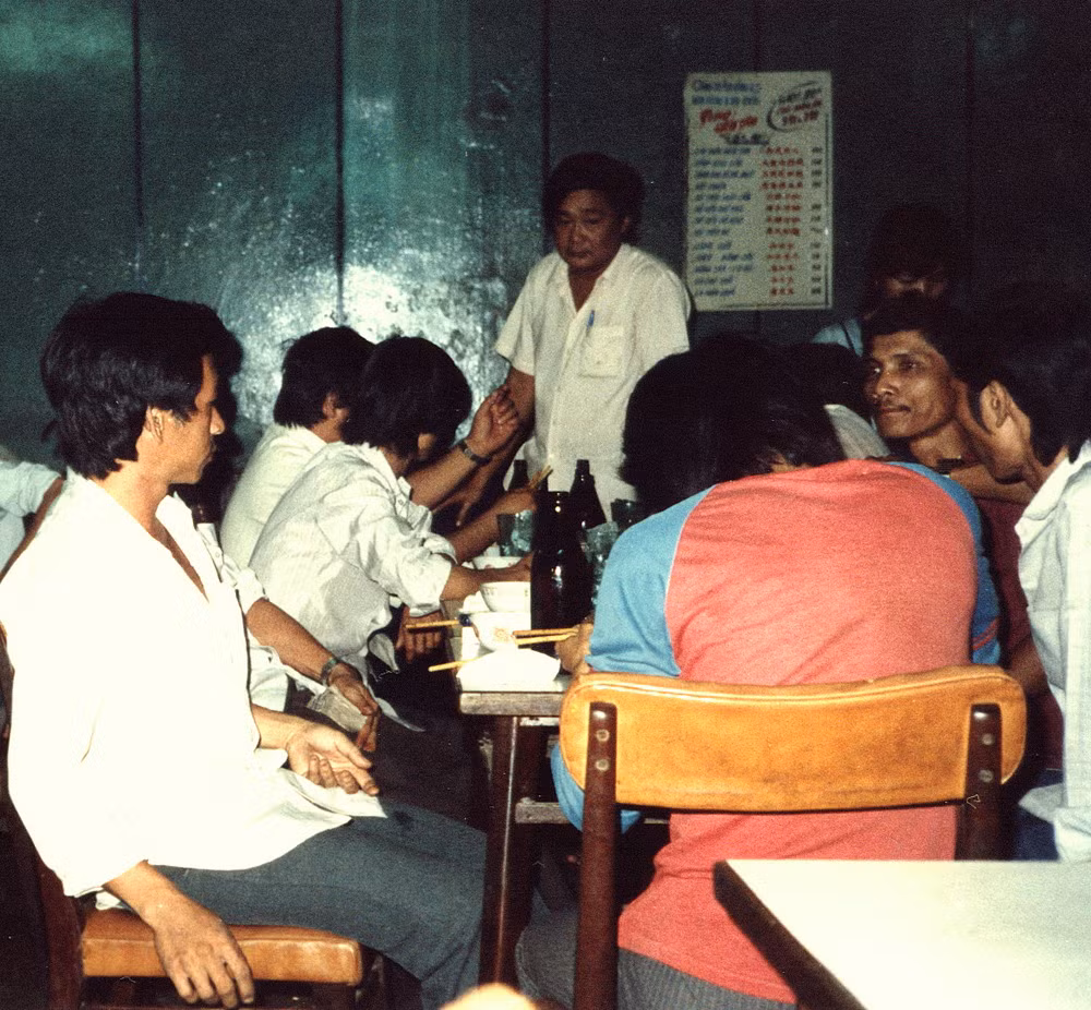 Trong một quán bia ở khu vực Chợ Lớn.