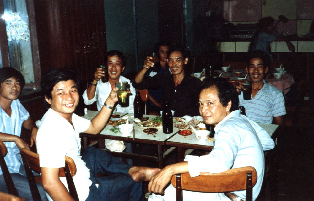 Trong một quán bia ở khu vực Chợ Lớn.