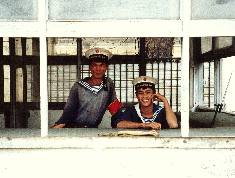 Hai chiến sĩ hải quân tại bốt gác ở cảng Sài Gòn.