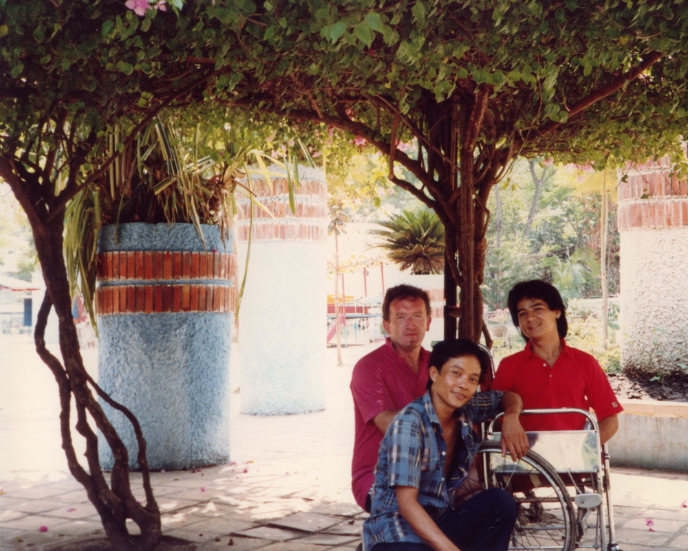 Tác giả bộ ảnh và những người bạn ở TP. HCM năm 1988. Ảnh: Diligam_te Flickr.