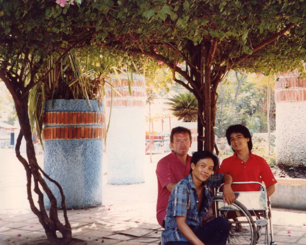 Tác giả bộ ảnh và những người bạn ở TP. HCM năm 1988. Ảnh: Diligam_te Flickr.