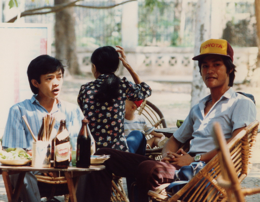 Hai thanh niên ở quán ăn vỉa hè TP. HCM.