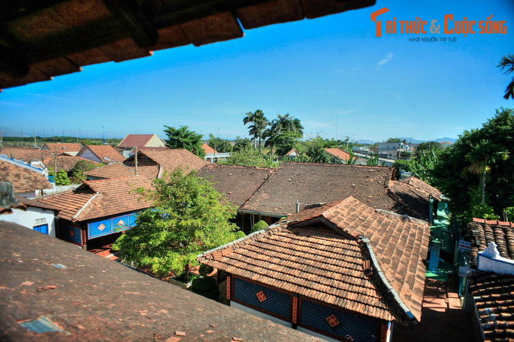 Còn gọi là đền Ông Trần, công trình do Ông Trần (Lê Văn Mưu), một ông đạo có tiếng cho xây dựng từ năm 1910-1929. Về tổng quan, đây là một quần thể kiến trúc gồm nhiều ngôi nhà có lối kiến trúc truyền thống, được làm bằng gỗ và gạch ngói, trong khuôn viên rộng khoảng 2 ha.