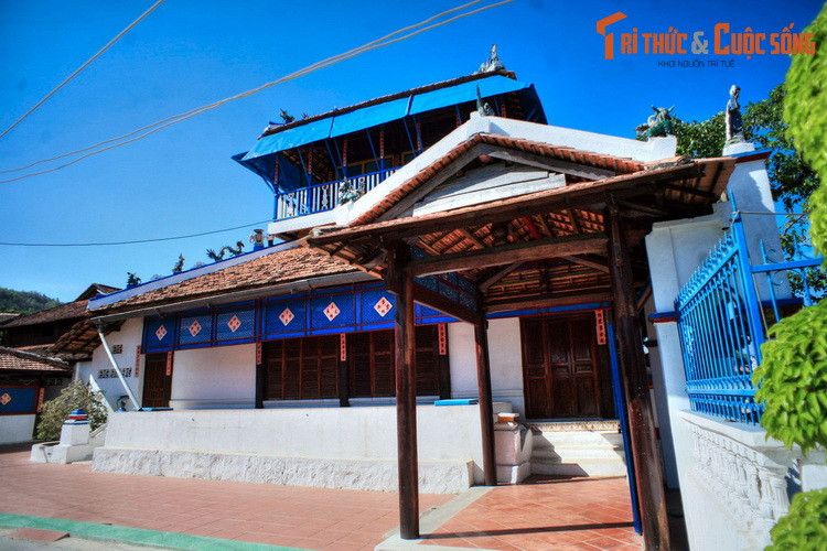 Điều đặc biệt là các công trình ở nơi đây không được xây theo một quy hoạch tổng thể nào cả. Các nhà lầu nhà trệt xen kẽ kế tiếp nhau, không cân đối, không sau trước, đã tạo nên một bố cục kiến trúc khác lạ, phá vỡ nghiêm luật xây dựng đương thời.