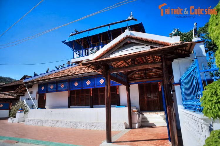 Điều đặc biệt là các công trình ở nơi đây không được xây theo một quy hoạch tổng thể nào cả. Các nhà lầu nhà trệt xen kẽ kế tiếp nhau, không cân đối, không sau trước, đã tạo nên một bố cục kiến trúc khác lạ, phá vỡ nghiêm luật xây dựng đương thời.