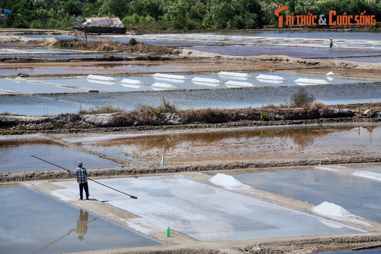 Không chỉ ngắm cảnh, chụp lại nhiều hình ảnh đẹp, de khách ghé thăm ruộng muối Long Sơn còn có thể trải nghiệm cách làm muối cùng người dân, từ đó thêm hiểu và yêu quý con người Long Sơn, cũng như biết trân trọng giá trị của từng hạt muối biển.
