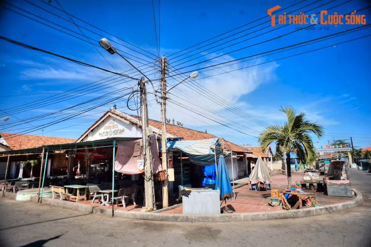 Ngoài những điểm tham quan nổi tiếng, cuộc sống đời thường ở hòn đảo sát Vũng Tàu cùng có nhiều điều đáng để khám phá. Trái ngược với sự nhộn nhịp của thành phố biển liền kề, nhịp sống trên đảo rất chậm rãi và bình yên, đem lại sự thư thái cho những vị khách đến từ chốn thị thành.