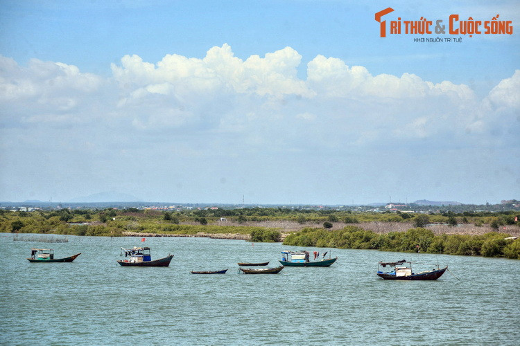 Thuộc địa phận thành phố Vũng Tàu, xã đảo Long Sơn nằm cách trung tâm thành phố khoảng 12 km về phía Bắc. Đây là một điểm đến đặc sắc với những di tích lịch sử và cảnh quan hấp dẫn nhưng chưa được nhiều người ở ngoài Vũng Tàu biết đến.