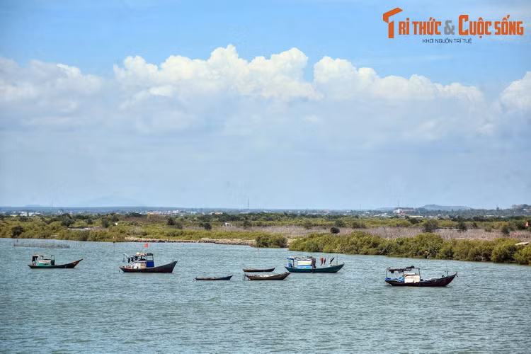 Thuộc địa phận thành phố Vũng Tàu, xã đảo Long Sơn nằm cách trung tâm thành phố khoảng 12 km về phía Bắc. Đây là một điểm đến đặc sắc với những di tích lịch sử và cảnh quan hấp dẫn nhưng chưa được nhiều người ở ngoài Vũng Tàu biết đến.