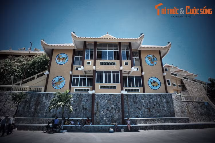 Sau sự việc ấy, có người đã xin bà con xây miếu thờ phụng, hy vọng Cô sẽ độ trì dân làng làm ăn phát đạt, cuộc sống an lành... Từ đó Cô càng hiển linh. Hàng năm, dân làng tổ chức cúng Cô.