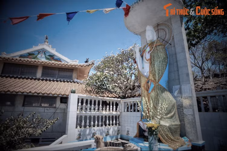 Mặc dù cách giải thích có khác nhau, nhưng hai truyền thuyết đều có điểm chung: Cô là trinh nữ, chết oan khuất, có mồ mả, địa điểm được xác định khá rõ ràng, được nhân dân thờ phụng vì sự hiển linh.