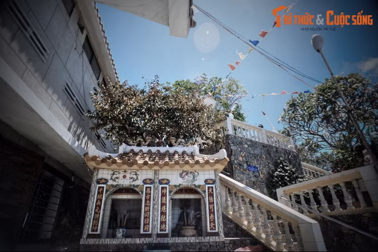 Cô đã bị quân nhà Nguyễn giết chết trong cuộc cuộc đụng độ. Sau này, để tưởng nhớ một người con gái hiển linh, chết vì đạo nghĩa, nhân dân đã lập miếu thờ.