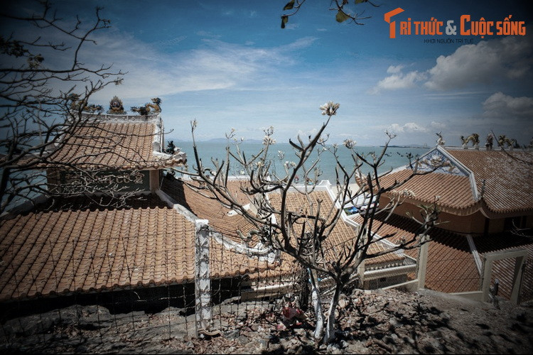 Cô rất yêu cảnh mến người và không muốn rời xa vùng đất phương Nam. Trong một lần vào Nam buôn bán, khi thuyền còn neo đậu tại vũng Mù U (Long Hải), Cô không muốn rời khỏi đất này nên đã xin cha ở lại nơi đây sinh sống lâu dài.