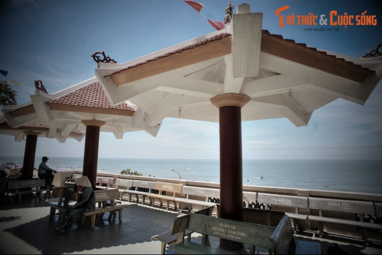 Hàng năm, vào ngày 10, 11 và 12 tháng 2 Âm lịch, người dân Long Hải mở lễ hội Nghinh Cô (còn gọi là vía Cô) long trọng theo nghi thức cổ truyền, để cầu cho quốc thái dân an, mưa thuận gió hòa... (Bài có sử dụng tư liệu của Cổng Thông tin điện tử huyện Long Điền).