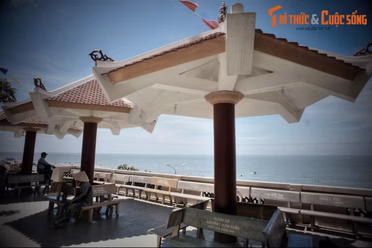 Hàng năm, vào ngày 10, 11 và 12 tháng 2 Âm lịch, người dân Long Hải mở lễ hội Nghinh Cô (còn gọi là vía Cô) long trọng theo nghi thức cổ truyền, để cầu cho quốc thái dân an, mưa thuận gió hòa... (Bài có sử dụng tư liệu của Cổng Thông tin điện tử huyện Long Điền).