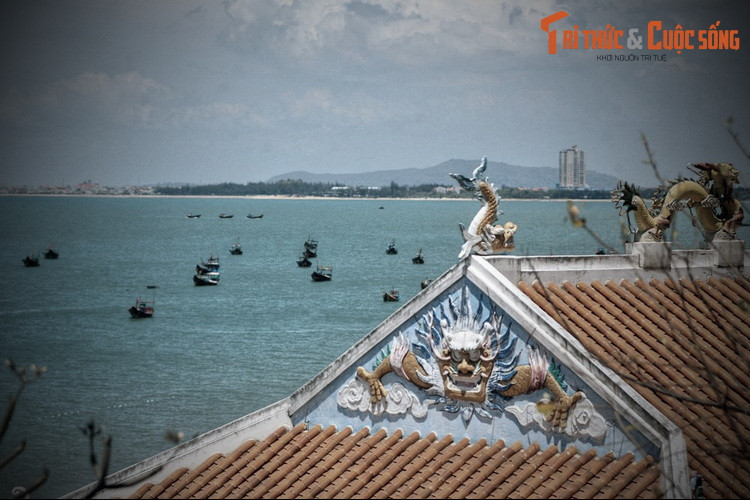 Có hai truyền thuyết giải thích khác nhau về Cô. Truyền thuyết thứ nhất kể rằng, Cô là con gái duy nhất của ông Lê Văn Khương và bà Thạch Thị Hà, quê Phan Rang (hoặc Bình Thuận, theo một dị bản), thường theo cha vào vùng Bà Rịa và Gò Công buôn bán.