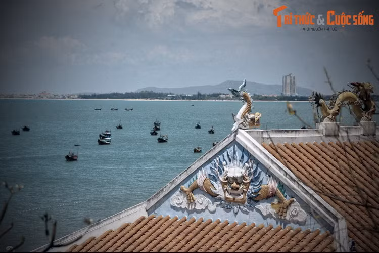 Có hai truyền thuyết giải thích khác nhau về Cô. Truyền thuyết thứ nhất kể rằng, Cô là con gái duy nhất của ông Lê Văn Khương và bà Thạch Thị Hà, quê Phan Rang (hoặc Bình Thuận, theo một dị bản), thường theo cha vào vùng Bà Rịa và Gò Công buôn bán.