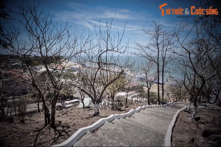 Nhưng người cha kiên quyết không bằng lòng, buộc cô gái 16 tuổi phải trở về quê hương cùng ông. Khi thuyền nhổ neo rời bến khá xa, nhìn lại trong thuyền không thấy cô, người cha quay lại cất công tìm kiếm ba ngày liền nhưng không thấy. Ông buồn bã quay về quê nhà.