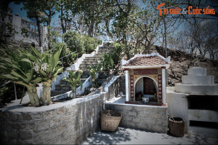 Sau một thời gian, vùng này có dịch bệnh, rất nhiều người bị đau và chết. Trong khi dịch bệnh đang hoành hành, có người nằm mơ thấy Cô báo sẽ giúp dân làng qua khỏi dịch khí. Dân làng đã thắp hương cầu khấn, quả nhiên dịch bệnh qua đi.