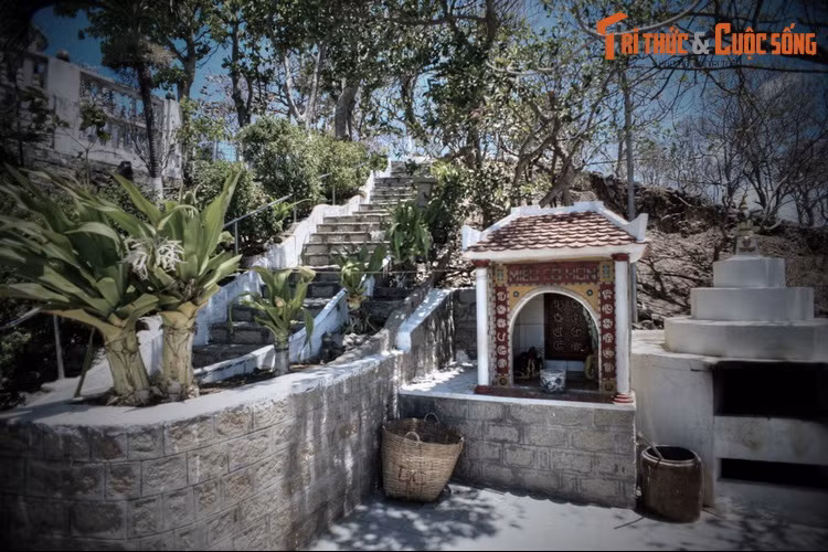 Sau một thời gian, vùng này có dịch bệnh, rất nhiều người bị đau và chết. Trong khi dịch bệnh đang hoành hành, có người nằm mơ thấy Cô báo sẽ giúp dân làng qua khỏi dịch khí. Dân làng đã thắp hương cầu khấn, quả nhiên dịch bệnh qua đi.