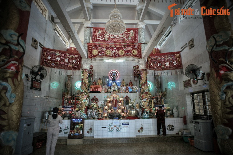 Theo các tư liệu lịch sử, ban đầu Dinh chỉ là một ngôi miếu nhỏ đơn sơ, được lập ra vào cuối thế kỷ 18 để thờ một cô gái trẻ tên là Lê Thị Hồng Thủy, dân gian gọi là Cô. Theo thời gian, miếu mở rộng thành dinh, ngày càng trở nên bề thế.