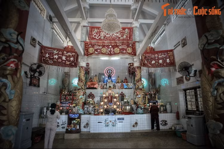 Theo các tư liệu lịch sử, ban đầu Dinh chỉ là một ngôi miếu nhỏ đơn sơ, được lập ra vào cuối thế kỷ 18 để thờ một cô gái trẻ tên là Lê Thị Hồng Thủy, dân gian gọi là Cô. Theo thời gian, miếu mở rộng thành dinh, ngày càng trở nên bề thế.