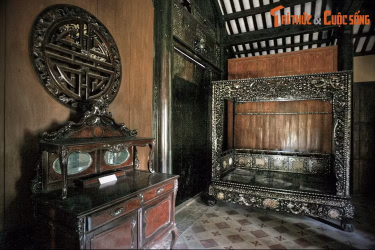 Có giai thoại kể rằng từ kinh đô Huế, Hoàng Thái hậu Từ Dũ khéo léo sắp xếp cho bà Sanh làm vợ lẽ Trương Định với dụng tâm: Qua bà Sanh, ông Định có được nguồn lực nuôi quân đánh Pháp, giữ đất Gò Công, chính là nơi nhau rốn của Hoàng Thái hậu.