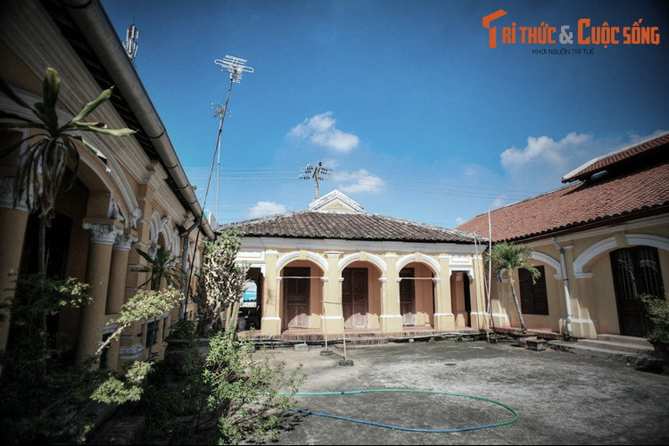 Lịch sử của tòa dinh thự bắt đầu vào năm 1860. Khi đó, bà Trần Thị Sanh (1820 – 1882) đã xây dựng cho xây dựng tại đây một ngôi nhà chữ đinh ba gian lợp lá và chuyển đến sinh sống. Theo các tư liệu lịch sử, bà Sanh là em họ (con cô) của thái hậu Từ Dụ, mẹ vua Tự Đức.