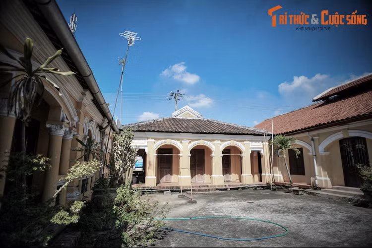 Lịch sử của tòa dinh thự bắt đầu vào năm 1860. Khi đó, bà Trần Thị Sanh (1820 – 1882) đã xây dựng cho xây dựng tại đây một ngôi nhà chữ đinh ba gian lợp lá và chuyển đến sinh sống. Theo các tư liệu lịch sử, bà Sanh là em họ (con cô) của thái hậu Từ Dụ, mẹ vua Tự Đức.