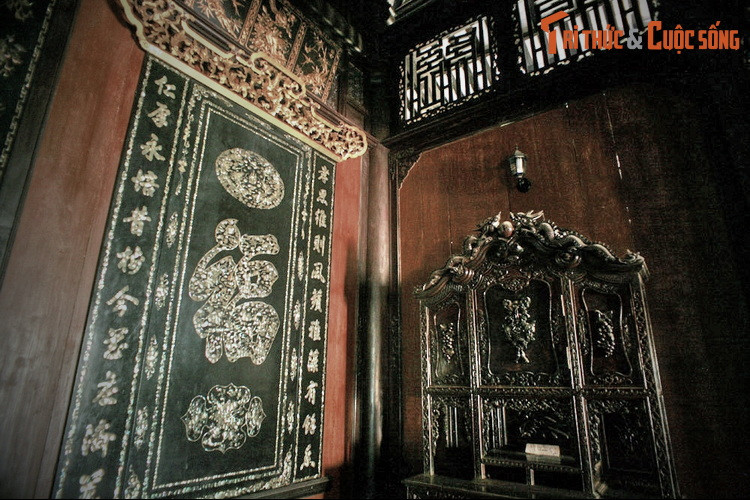 Trong tòa dinh thự lịch sử còn lưu giữ nhiều đồ dùng quí hiếm như tủ, ghế khảm xà cừ, bàn đá cẩm thạch, đồ sứ Trung Quốc và Việt Nam… phản ánh đời sống của giới thượng lưu Nam Bộ đầu thế kỷ 20.