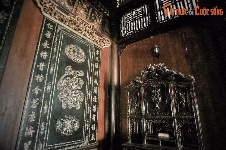 Trong tòa dinh thự lịch sử còn lưu giữ nhiều đồ dùng quí hiếm như tủ, ghế khảm xà cừ, bàn đá cẩm thạch, đồ sứ Trung Quốc và Việt Nam… phản ánh đời sống của giới thượng lưu Nam Bộ đầu thế kỷ 20.