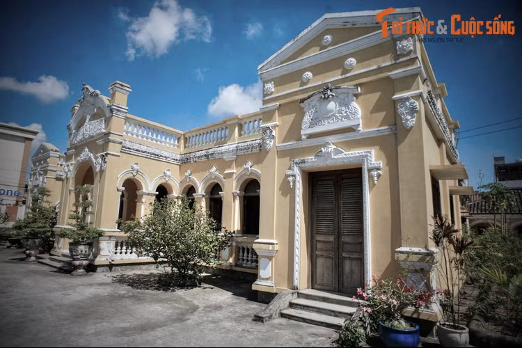 Ông Hải làm chức Đốc phủ sứ, nên ngôi nhà được dân địa phương gọi là nhà Đốc Phủ Hải. Ông đã xây dựng thêm tiền sảnh theo kiểu Roman và xây hai nhà vuông hai bên để người làm cùng ở. Đến năm 1909-1917, ngôi nhà được tu bổ, thêm phần bề thế.