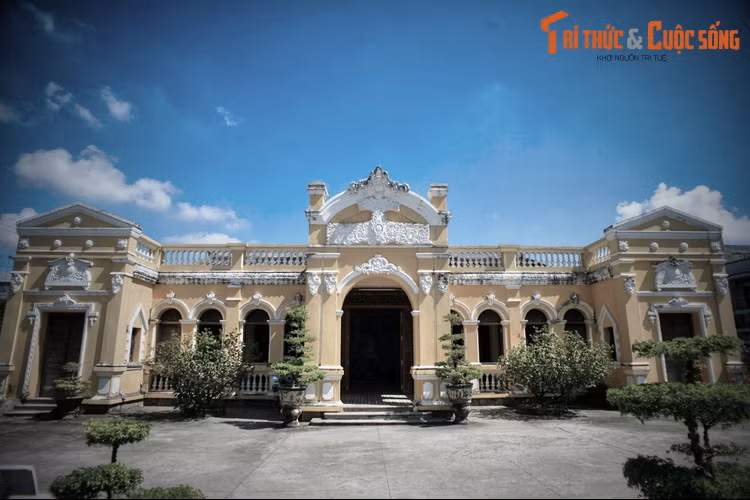 Tọa lạc tại trung tâm thị xã Gò Công, nhà Đốc Phủ Hải được coi là dinh thự cổ tráng lệ và nổi tiếng bậc nhất tỉnh Tiền Giang. Phía sau công trình này là một câu chuyện lịch sử đặc biệt mà không phải ai củng biết đến.