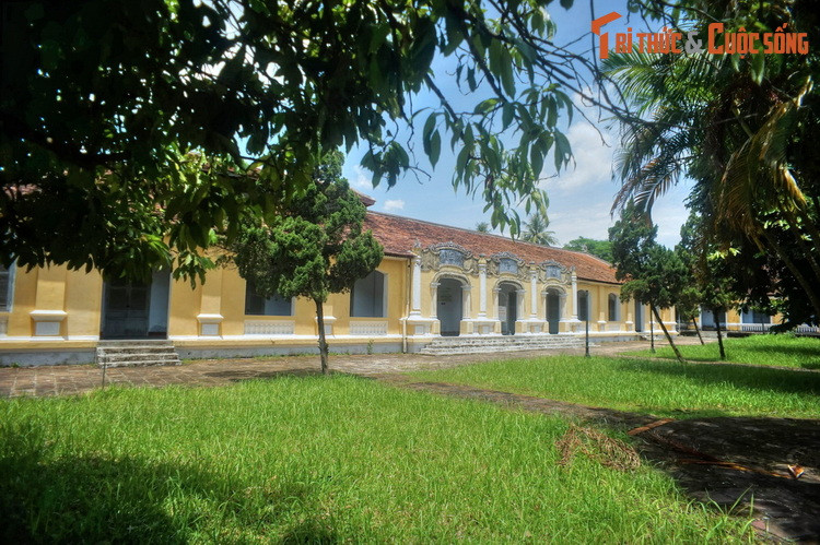 Hai bên Di Luân Đường có hai dãy nhà dài dùng làm phòng học của học sinh trường Quốc Tử Giám. Một trong hai dãy nhà này chinh là nơi vừa xảy ra hỏa hoạn.