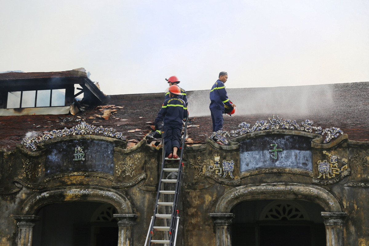 Được biết, vụ cháy ngày 17/8 đã làm hệ thống kèo chịu lực của làm bằng gỗ bị lửa thiêu cháy khiến một phần khu nhà của di tích này sụp đổ. Khi ngọn lửa bùng phát, các hiện vật trưng bày đã được sơ tán để giảm thiểu thiệt hại... Ảnh: Báo Tuổi Trẻ.