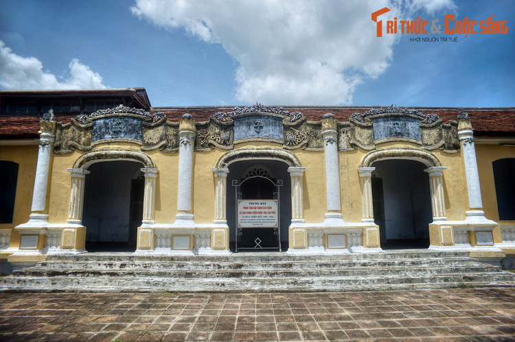 Mặt trước công trình có ba hệ thống bậc cấp dẫn lên nền, trổ 5 cửa vòm dẫn vào phần hành lang, trong đó có ba cửa vòm lớn được đặt ở giữa, hai cửa vòm nhỏ hơn đặt ở gần hai đầu hồi. Phía trên đầu ba cửa vòm giữa được tạo hình ba chiếc cuốn thư, ở giữa đề ba chữ Hán: Quốc Tử Giám.