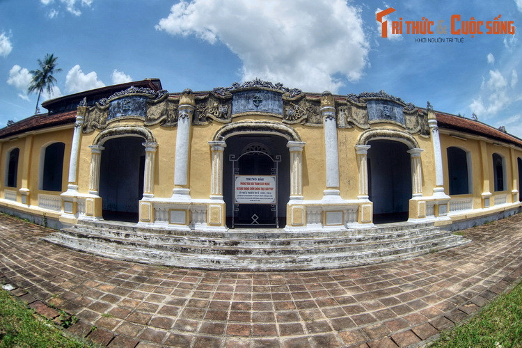 Cả hai khu nhà học đường được xây dựng theo phong cách kiến trúc thuộc địa khá phổ biến ở các công trình kiến trúc Pháp, có trang trí thêm các họa truyền thống thường gặp ở Huế.