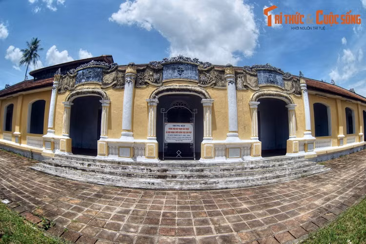 Cả hai khu nhà học đường được xây dựng theo phong cách kiến trúc thuộc địa khá phổ biến ở các công trình kiến trúc Pháp, có trang trí thêm các họa truyền thống thường gặp ở Huế.