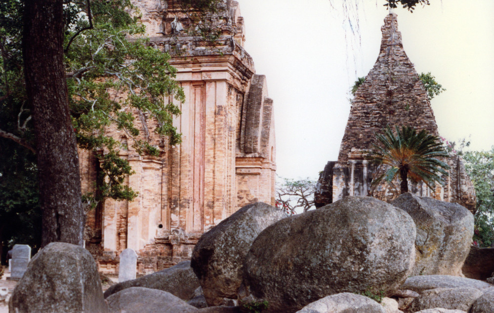 Trong khuôn viên tháp Bà Ponagar ở Nha Trang năm 1988. Ảnh: Diligam_te Flickr.