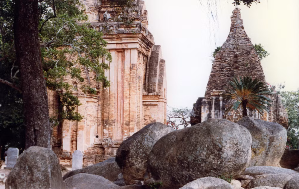 Trong khuôn viên tháp Bà Ponagar ở Nha Trang năm 1988. Ảnh: Diligam_te Flickr.