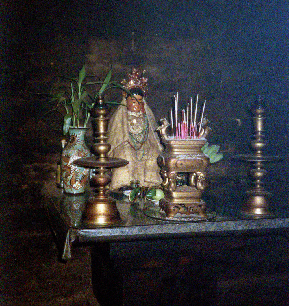 Bàn thờ trong tháp Bà Ponagar.