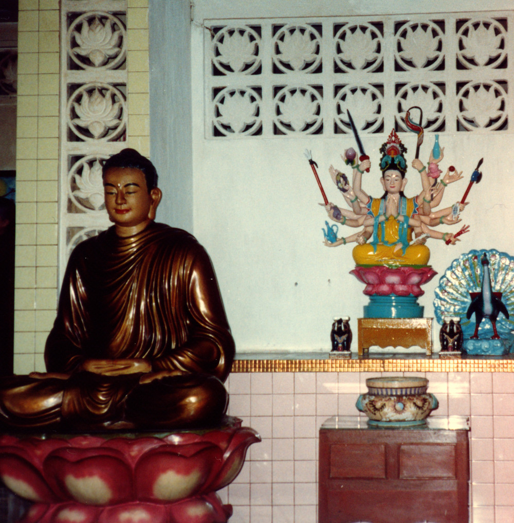 Trong một ngôi chùa ở Nha Trang năm 1988.