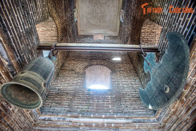 Theo thời gian, tòa tháp cổ đã mất đi 6 tầng trên, nay chỉ còn ba tầng dưới, với chiều cao khoảng 17 mét. Trong tháp treo quả chuông đồng đúc năm 1793 và chiếc khánh cũng bằng đồng, đúc năm 1817. Ở tầng một có bốn tượng Thiên Vương cao 1,6 mét ở bốn góc.