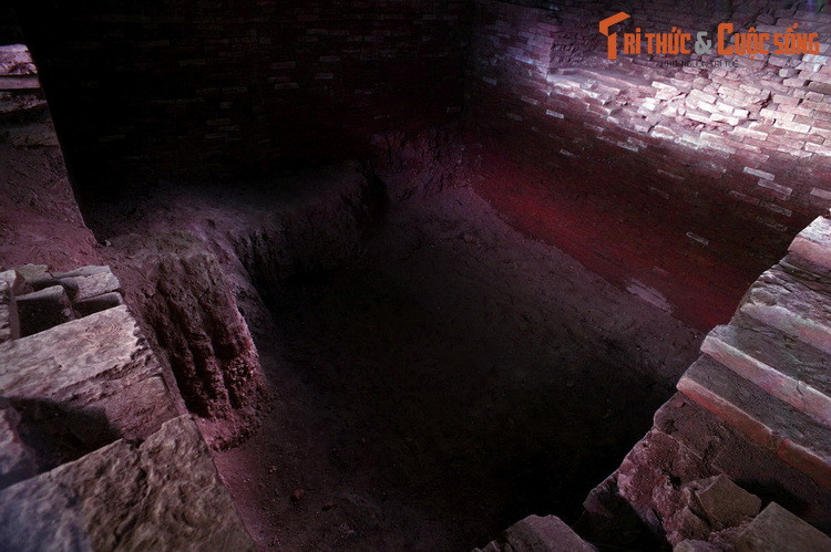 Nền móng bảo tháp được phát lộ có hình vuông, trong lòng rỗng, kích thước chân tháp 9,1 mét x 9,1 mét, tường tháp mỗi cạnh dày trung bình 2,4 mét đến 2,43 mét, lòng tháp rộng 4,18 đến 4,20 mét... Các con số này cho thấy tháp xưa có quy mô rất to lớn.