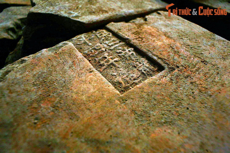 Theo Ðại Việt sử ký toàn thư, năm 1057 vua Lý Thánh Tông cho xây một ngọn tháp cao hơn 10 trượng ở chùa Phật Tích. Theo các nhà nghiên cứu, đó chính là tòa tháp để lại nền móng trong lòng đất ngày nay.