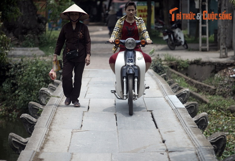  5. Độ bền vượt thời gian. Khi mới dựng, cầu Nôm chỉ dành cho người đi bộ qua lại. Đến thế kỷ 21, cây vẫn đồng hành cùng thời cuộc, là nơi hàng trăm lượt phương tiện cơ giới qua lại mỗi ngày. Độ bền vượt thời gian một lần nữa vinh danh những người thợ xây cầu xưa.