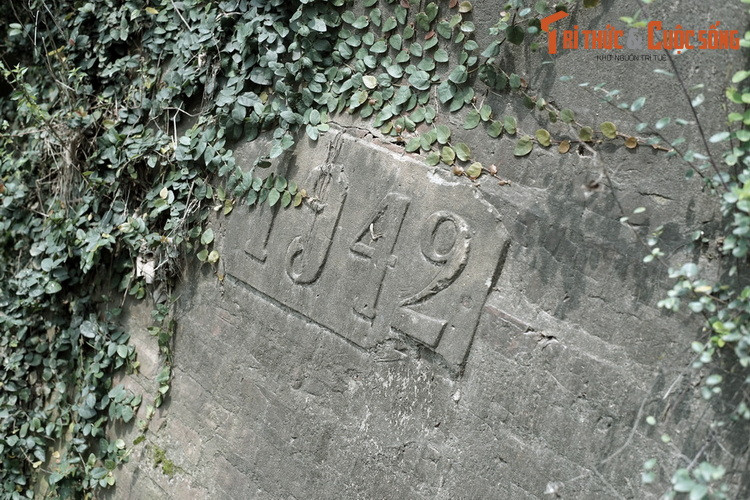  7. Con số 1942. Bên mố cầu Nôm có số 1942 đắp nổi bằng bê tông. Đây là năm mà mố cầu được gia cố bằng kỹ thuật xây dựng hiện đại, giúp cây cầu đứng vững được trước những trận lũ lụt lớn.